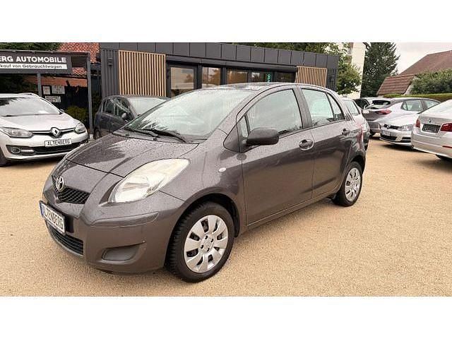 Grau Gebraucht 2011 Toyota Yaris Limousine | 4.899 € (Etwas zu teuer) - Bild 1/4