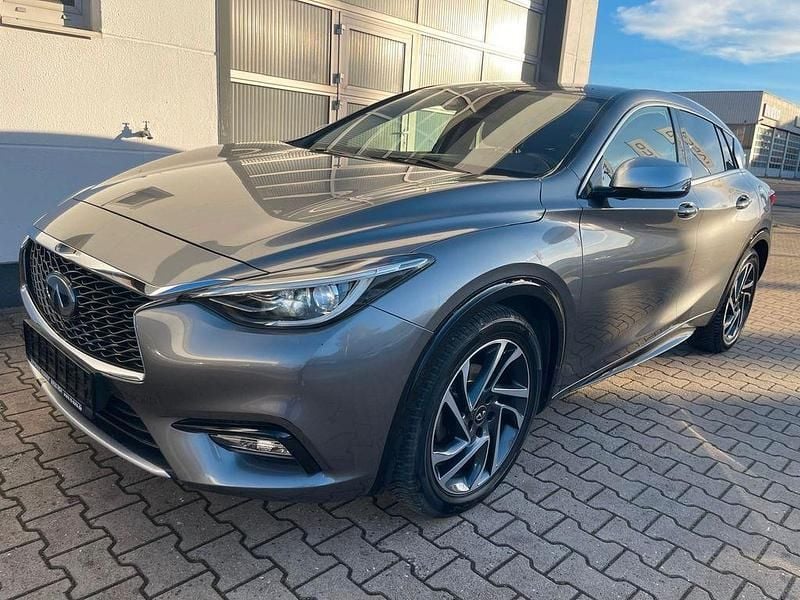Grau Gebraucht 2016 Infiniti Q30 Premium SUV | 13.450 € - Bild 1/4