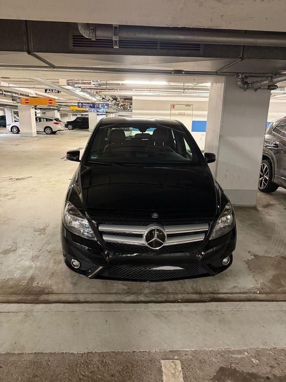Schwarz Gebraucht 2012 Mercedes B200 Van / Kleinbus | 12.600 € (Fairer Preis) - Bild 1/4