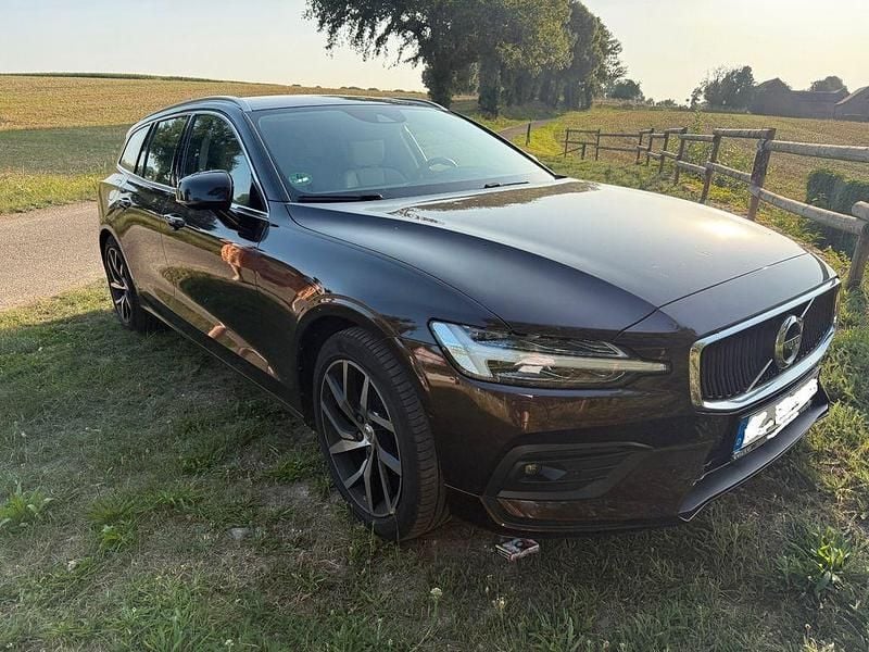 Braun Gebraucht 2019 Volvo V60 Momentum Kombi | 21.500 € (Guter Preis) - Bild 1/4