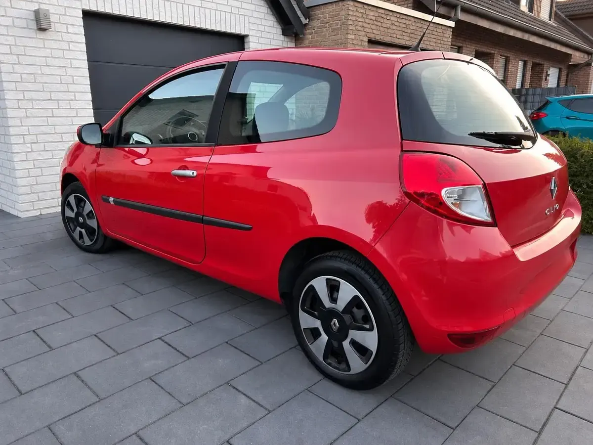 Gebraucht Renault Clio III 75 PS (55 kW) 2011 Rot Kleinwagen