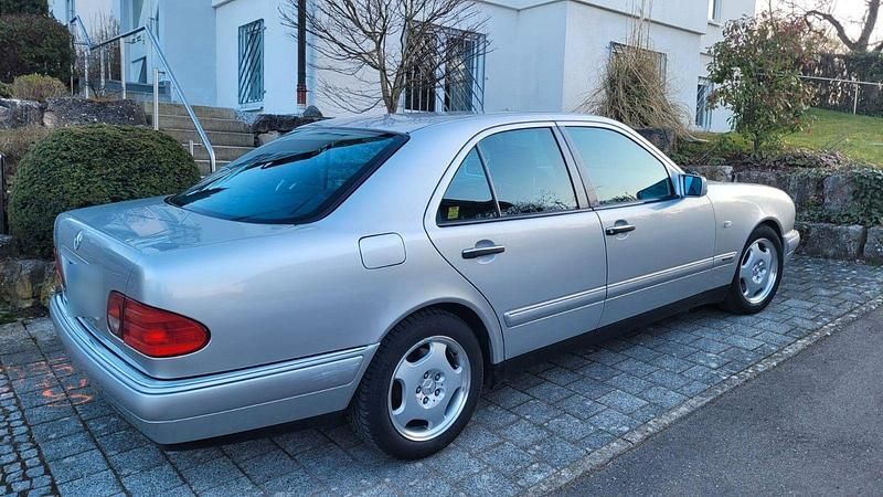 Gebraucht Mercedes E280 Avantgarde 193 PS (141 kW) 1996 Silber Limousine