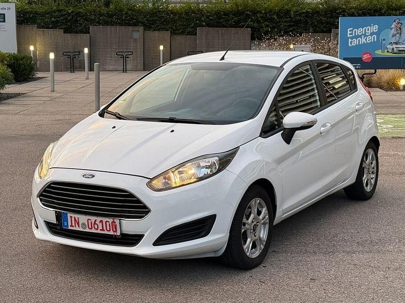 Weiß Gebraucht 2014 Ford Fiesta SYNC Edition Kleinwagen | 8.449 € (Teuer) - Bild 1/4