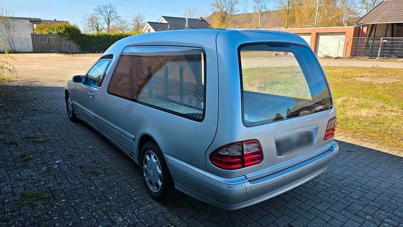 Gebraucht Mercedes E270 170 PS (125 kW) 2001 Silber Limousine