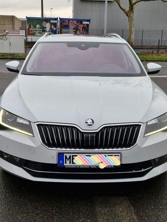 Gebraucht Skoda Superb LAURIN & KLEMENT 280 PS (205 kW) 2017 Weiß Kombi