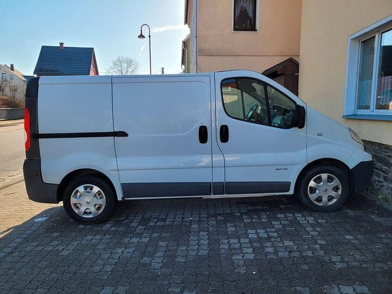 Gebraucht Renault Trafic 114 PS (83 kW) 2012 Weiß Van / Kleinbus