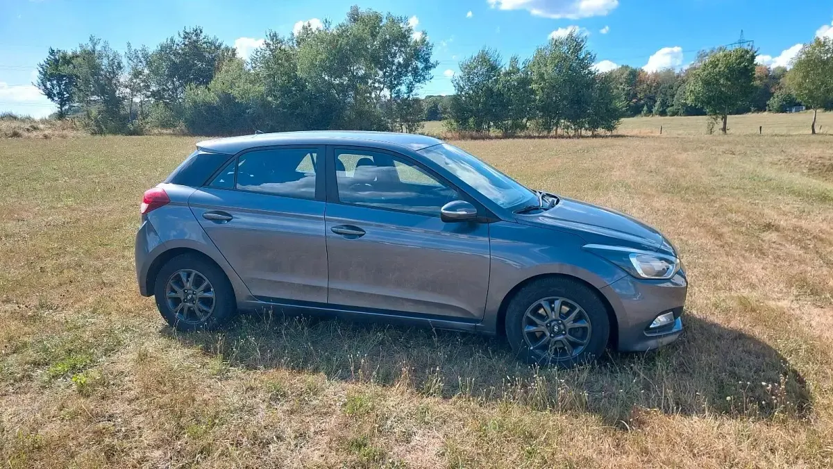 Gebraucht Hyundai i20 102 PS (75 kW) 2018 Grau Kleinwagen