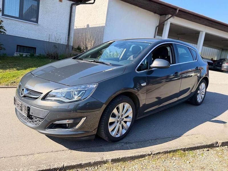 Gebraucht Opel Astra Exklusiv 140 PS (102 kW) 2014 Grau Limousine