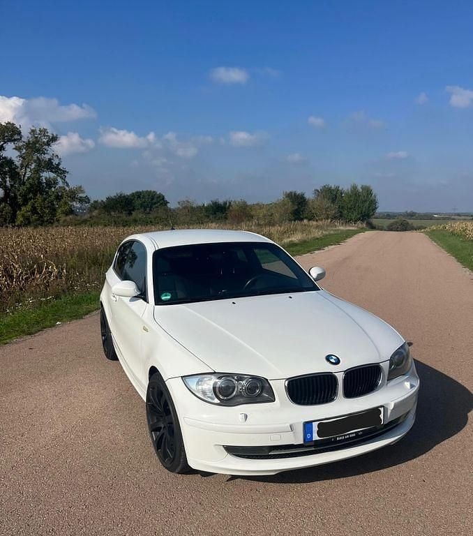 Weiß Gebraucht 2007 BMW 118 Kleinwagen | 6.800 € - Bild 1/4