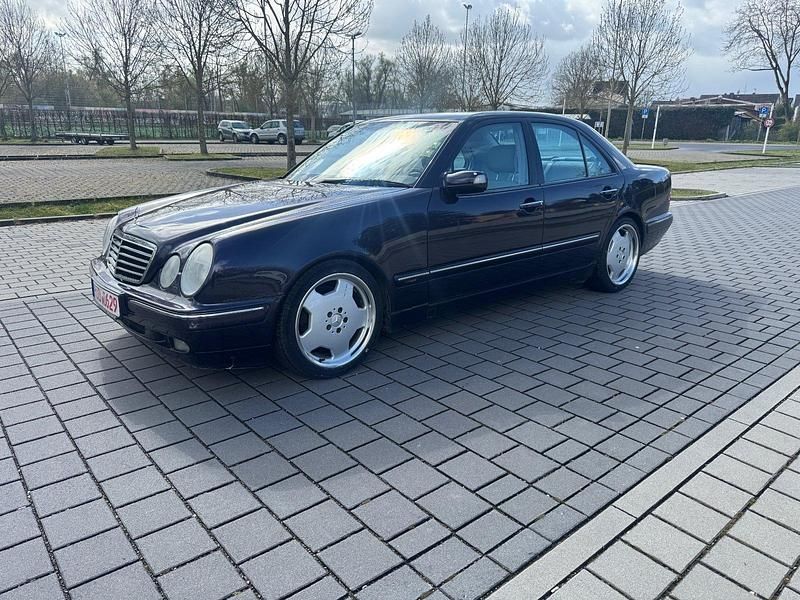 Gebraucht Mercedes E320 Avantgarde 197 PS (144 kW) 2000 Violet Limousine