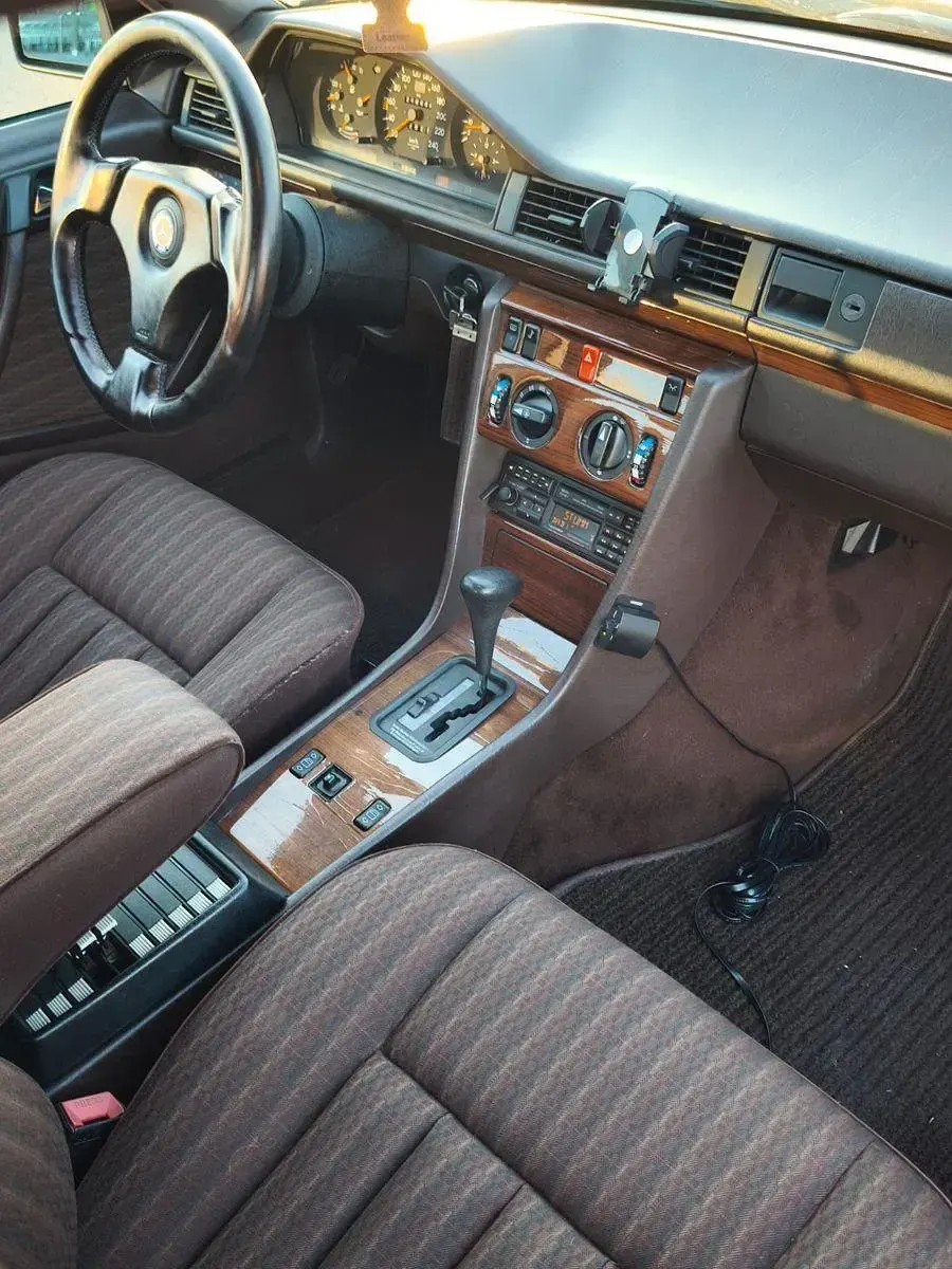 Gebraucht Mercedes E260 160 PS (117 kW) 1990 Braun Limousine