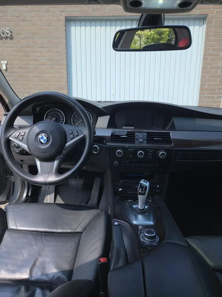 Gebraucht BMW 523 Exclusive 190 PS (139 kW) 2009 Grau Limousine