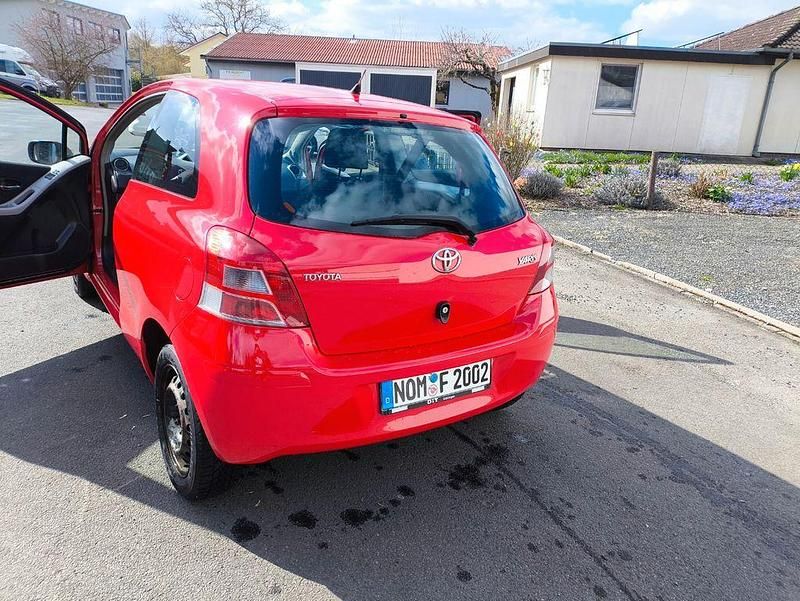 Gebraucht Toyota Yaris Cool 69 PS (50 kW) 2011 Rot Kleinwagen