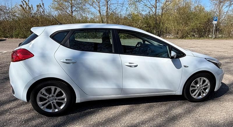 Gebraucht Kia Ceed Edition 7 99 PS (72 kW) 2014 Weiß Kleinwagen