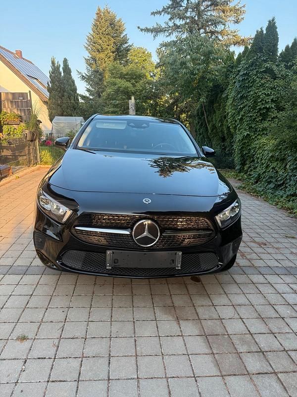Schwarz Gebraucht 2020 Mercedes A250 Kleinwagen | 23.500 € (Teuer) - Bild 1/4