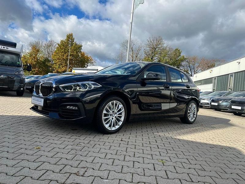 Black sapphire metallic Gebraucht 2022 BMW 120 Advantage Kleinwagen | 24.990 € (Fairer Preis) - Bild 1/4