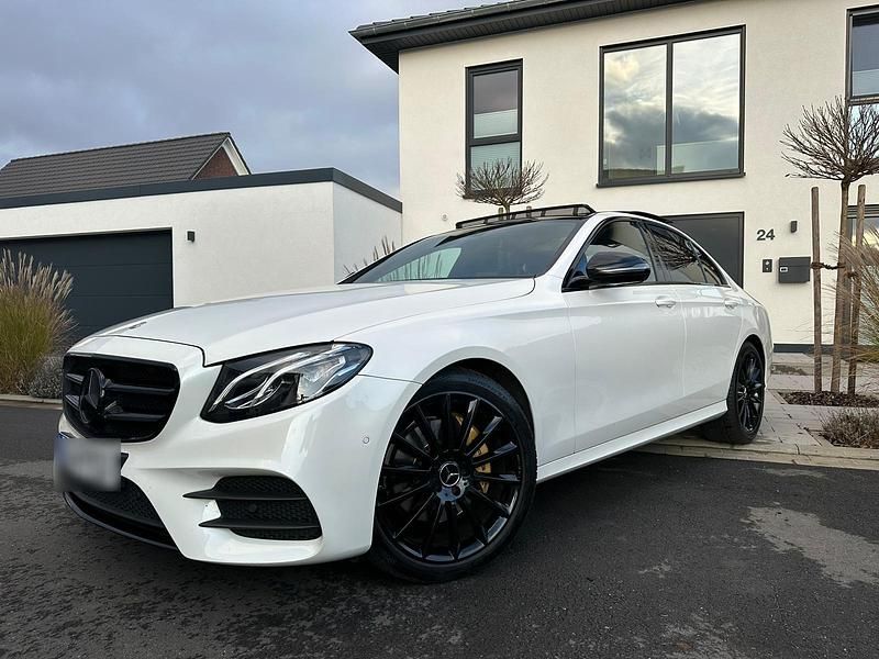 Weiß Gebraucht 2018 Mercedes E220 AMG Limousine | 24.999 € - Bild 1/4