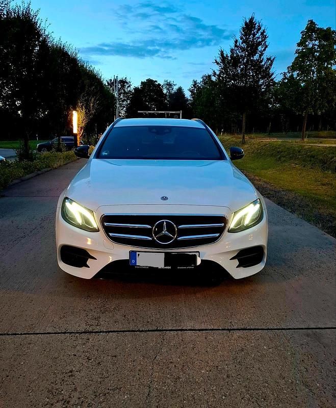 Weiß Gebraucht 2019 Mercedes E220 AMG line Kombi | 29.999 € (Etwas zu teuer) - Bild 1/4