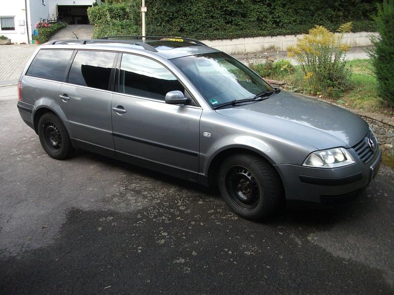 Silber Gebraucht 2002 VW Passat Kombi | 1.190 € (Etwas zu teuer) - Bild 1/4