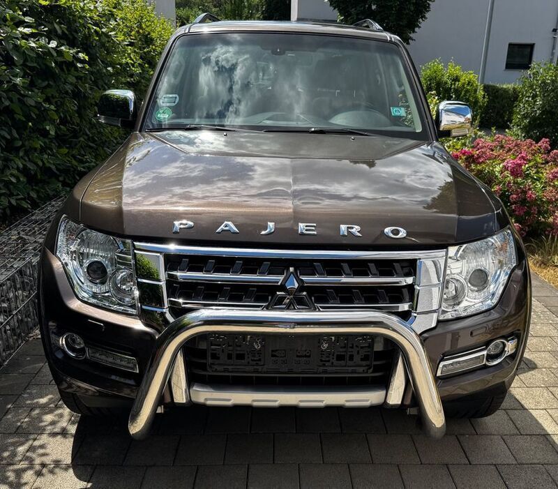 Braun Gebraucht 2018 Mitsubishi Pajero Edition SUV | 44.499 € (Teuer) - Bild 1/4