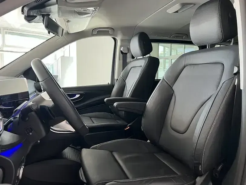 Gebraucht Mercedes V300 Avantgarde 237 PS (174 kW) 2025 Schwarz Van / Kleinbus