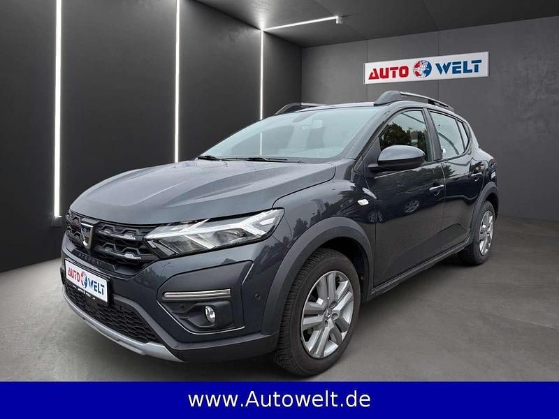 Grau Gebraucht 2023 Dacia Sandero Stepway Kleinwagen | 15.990 € (Fairer Preis) - Bild 1/4
