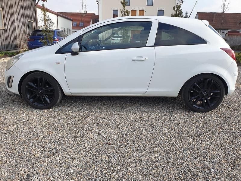 Gebraucht Opel Corsa Color Edition 101 PS (74 kW) 2012 Weiß Kleinwagen
