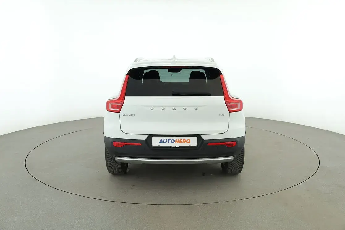 Gebraucht Volvo XC40 Momentum 163 PS (119 kW) 2019 Weiß SUV