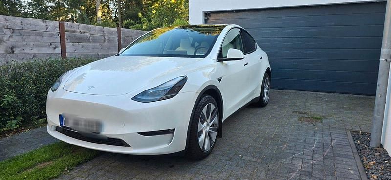 Weiß Gebraucht 2023 Tesla Model Y SUV | 34.900 € (Guter Preis) - Bild 1/4