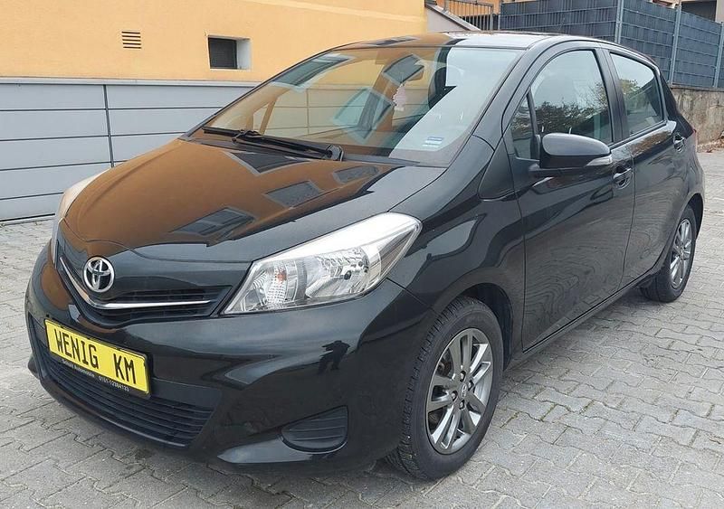 Schwarz Gebraucht 2012 Toyota Yaris Life Limousine | 9.500 € (Teuer) - Bild 1/4