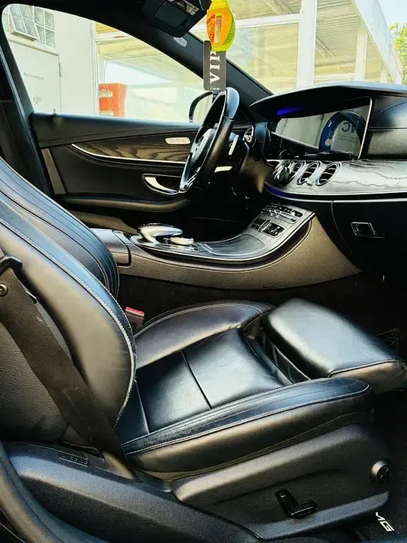 Gebraucht Mercedes E220 AMG line 194 PS (142 kW) 2017 Schwarz Limousine