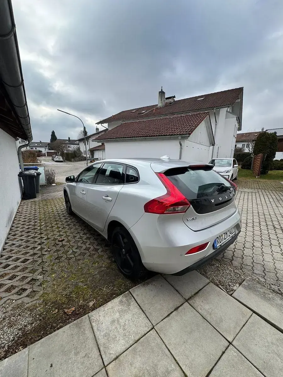 Gebraucht Volvo V40 122 PS (89 kW) 2016 Silber Limousine