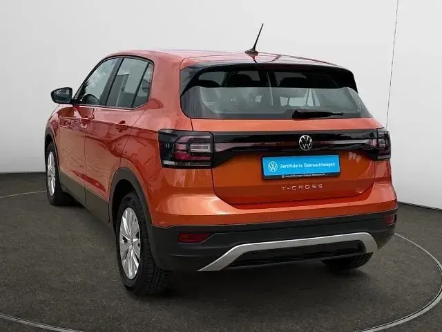 Gebraucht VW T-Cross Basis 95 PS (69 kW) 2023 Energetic orange metallic SUV