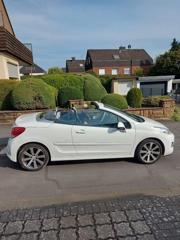 Weiß Gebraucht 2012 Peugeot 207 CC Roland Garros Cabrio | 5.890 € (Fairer Preis) - Bild 1/4