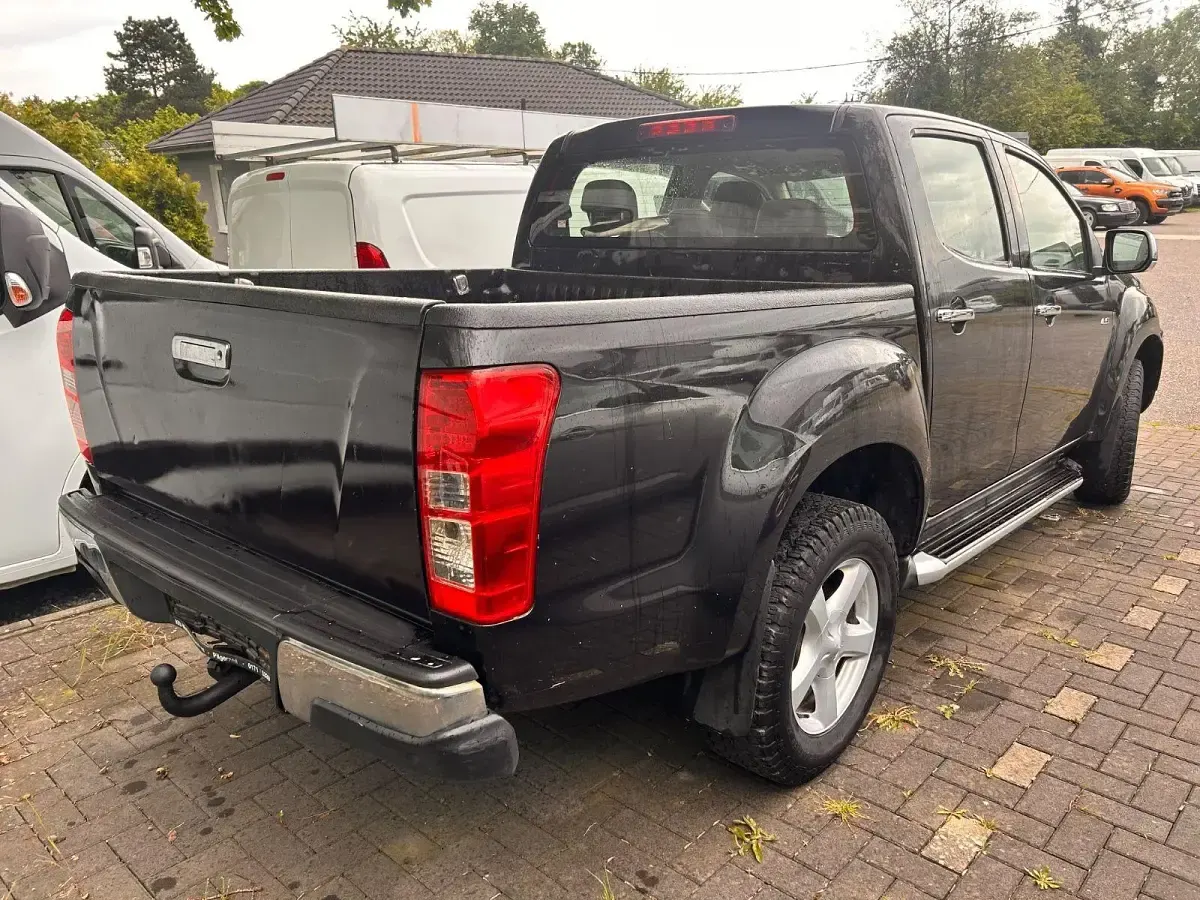 Käytetty Isuzu D-Max 163 HP (119 kW) 2013 Musta Katumaasturi