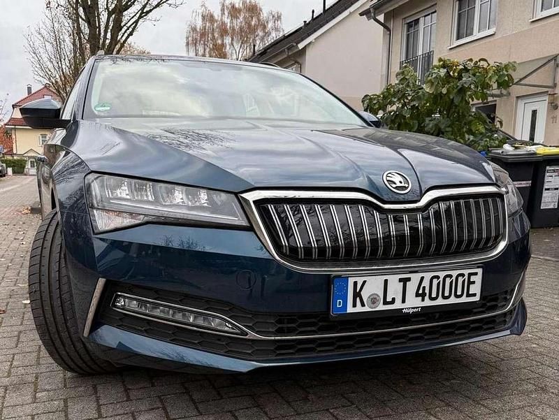 Blau Gebraucht 2022 Skoda Superb Ambition Kombi | 23.900 € (Guter Preis) - Bild 1/4