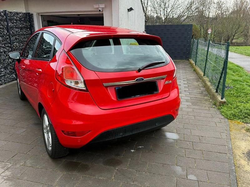 Gebraucht Ford Fiesta Titanium 80 PS (58 kW) 2014 Rot Kleinwagen