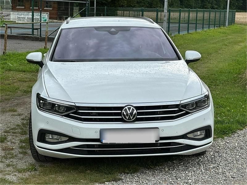 Weiß Gebraucht 2021 VW Passat Business Kombi | 20.900 € (Guter Preis) - Bild 1/4