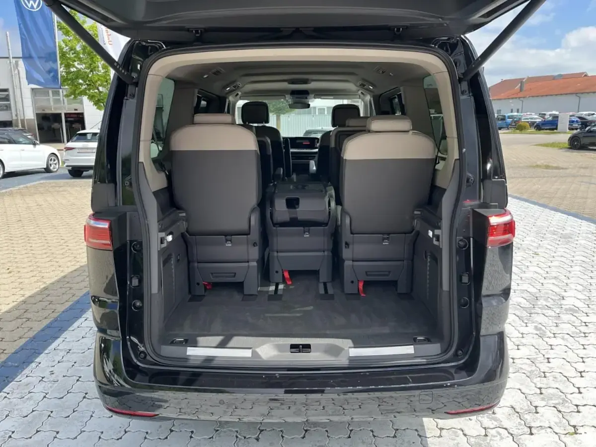 Gebraucht VW Multivan Style 150 PS (110 kW) 2025 Deep black perleffekt Van / Kleinbus