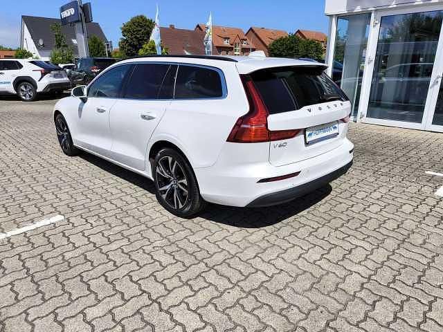 Gebraucht Volvo V60 Core 197 PS (144 kW) 2024 Crystal white pearl / metallic Kombi