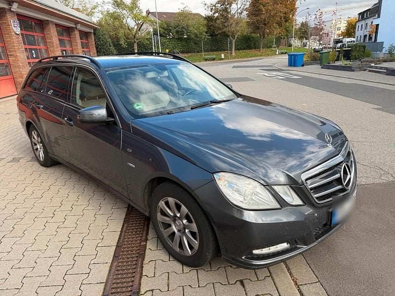 Grau Gebraucht 2010 Mercedes E220 Avantgarde Kombi | 4.750 € - Bild 1/4