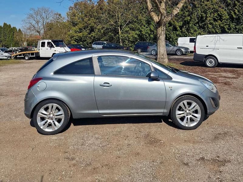 Gebraucht Opel Corsa 87 PS (63 kW) 2012 Silbersee/perl silber (m2) Kleinwagen