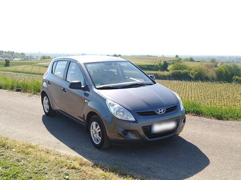 Grau Gebraucht 2012 Hyundai i20 Kleinwagen | 2.200 € - Bild 1/4