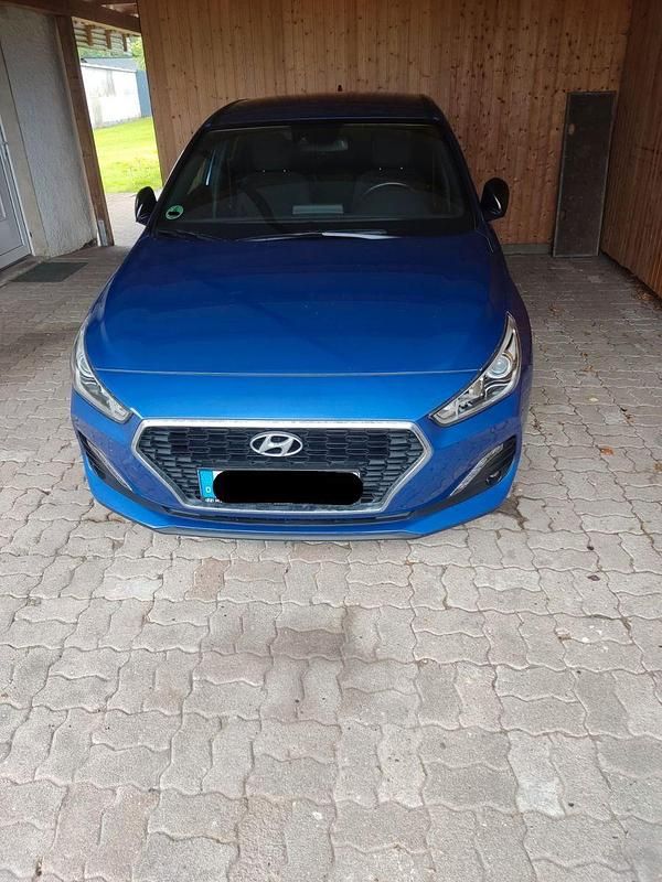 Blau Gebraucht 2018 Hyundai i30 Passion Kombi | 11.800 € (Superpreis) - Bild 1/4