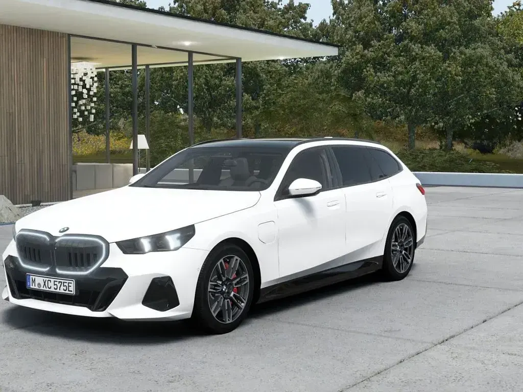 Gebraucht BMW 550e M Sport 489 PS (359 kW) 2025 Alpinweiss iii (weiß) Kombi