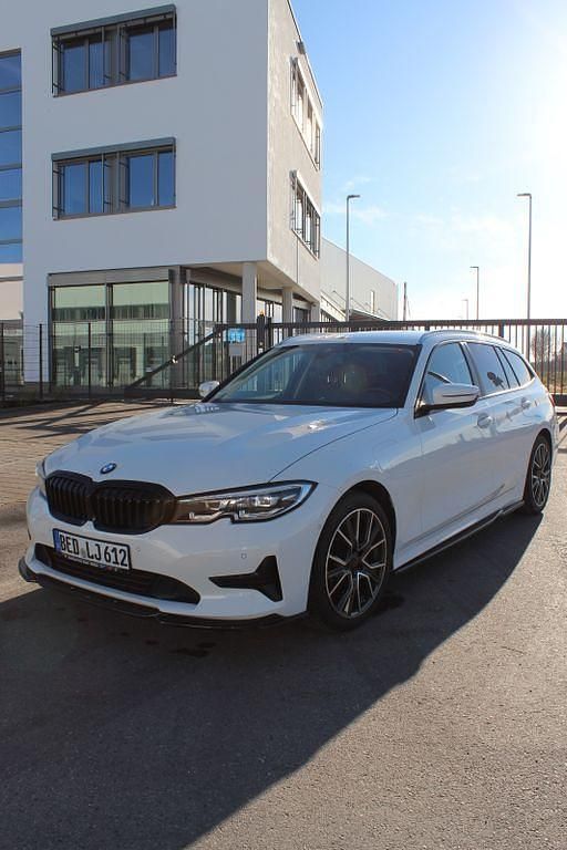 Weiß Gebraucht 2020 BMW 320 Advantage Kombi | 28.500 € (Teuer) - Bild 1/4