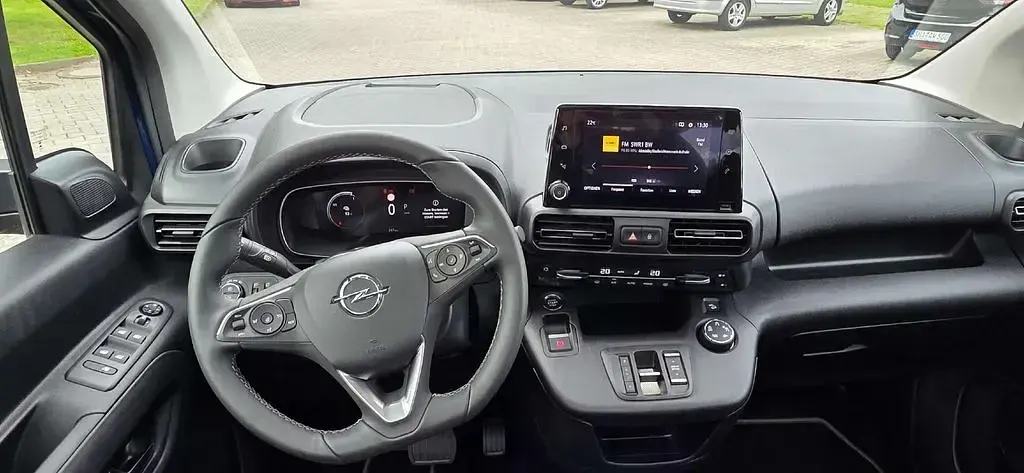 Nowe Opel Combo-e Life Ultimate 100 kW (136 KM) 2025 Niebieski Minivan