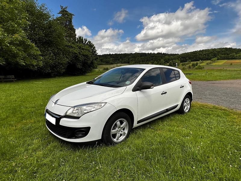 Weiß Gebraucht 2013 Renault Mégane Limousine | 4.899 € - Bild 1/4