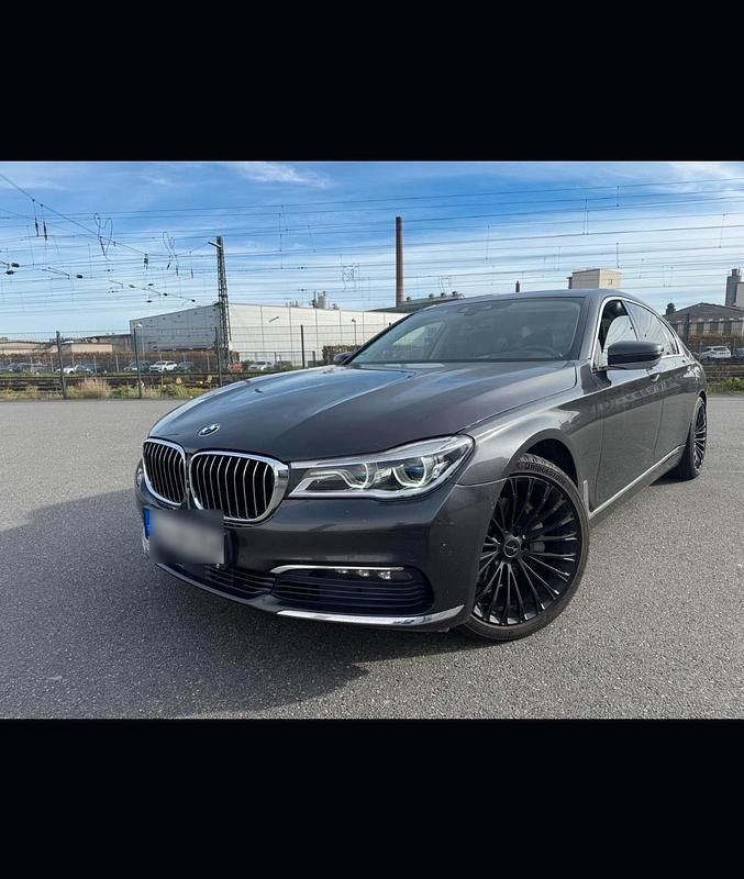 Grau Gebraucht 2016 BMW 730L Limousine | 27.200 € (Superpreis) - Bild 1/4