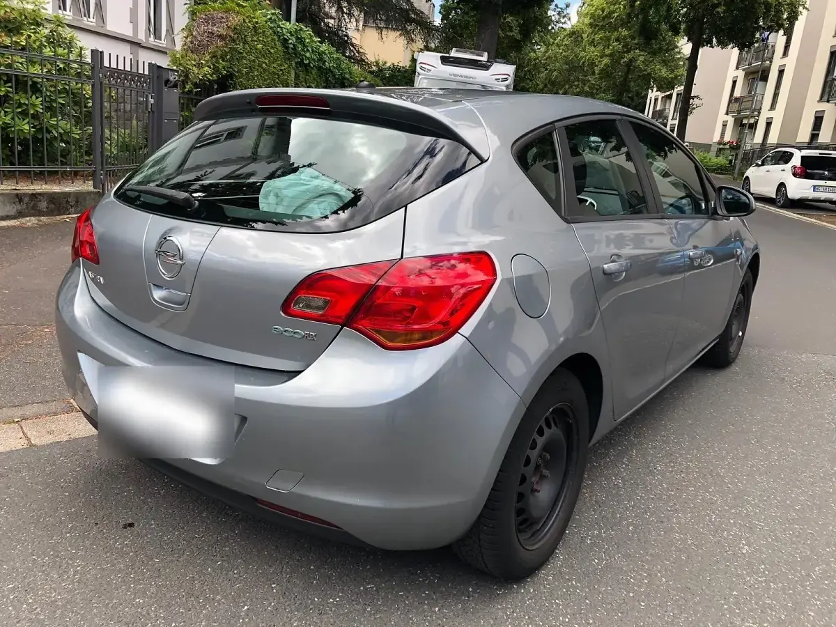 Gebraucht Opel Astra 101 PS (74 kW) 2011 Grau Limousine